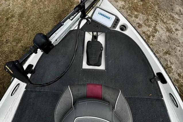 Slide: The Image of 2018 Ranger Z185 boat deck with Lowrance electronics and trolling motor. - 7