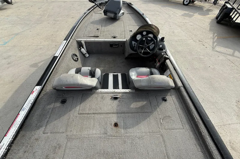Slide: The Image of 2011 Bass Tracker PRO TEAM 190 TX boat interior with steering console and seating. - 7