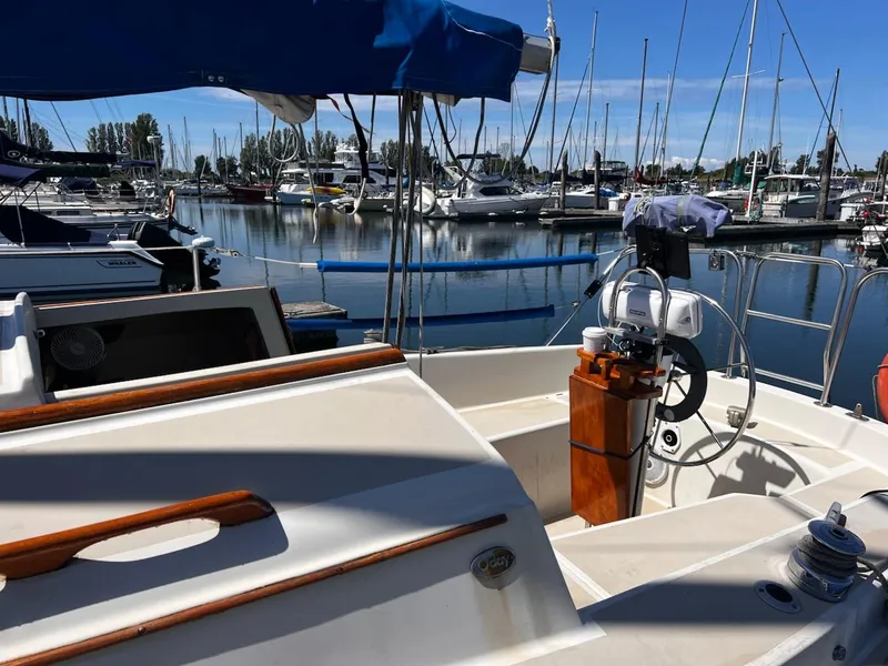 Slide: The Image of 1982 O'Day 28 sailboat docked in a marina, surrounded by other boats under a clear blue sky. - 8