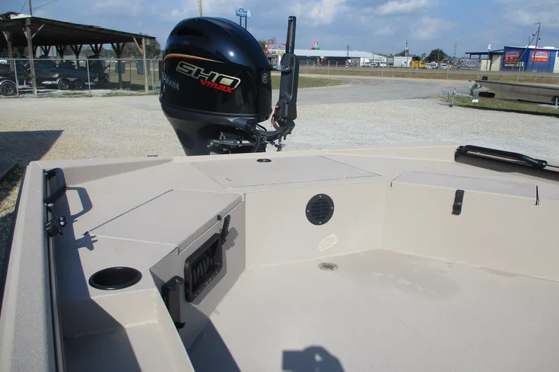 Slide: The Image of 2026 Avid 18 Commander boat interior with Yamaha SHO VMAX engine in a parking lot. - 14