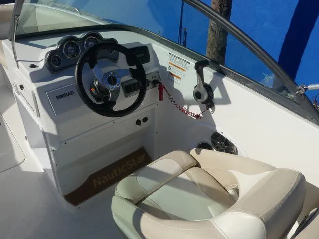 Slide: The Image of NauticStar 223 DC 2018 - 14