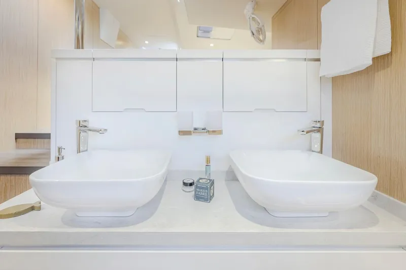 Slide: The Image of Luxurious bathroom in Privilege Signature 510, year 2025. - 40