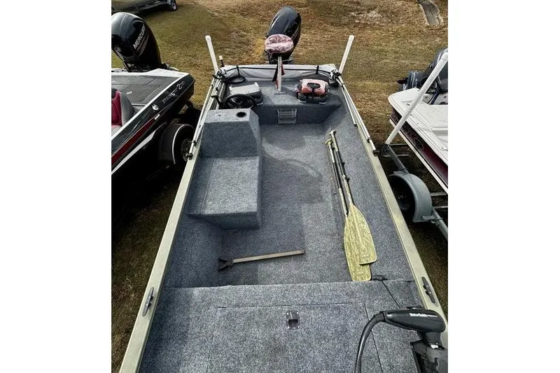 Slide: The Image of 2007 Tracker Grizzly 1654 SC boat interior with equipment and seating. - 5