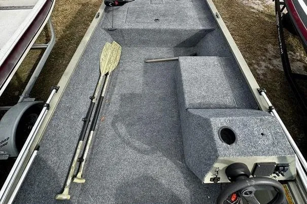 Slide: The Image of 2007 Tracker Grizzly 1654 SC boat interior with oars and steering console. - 7