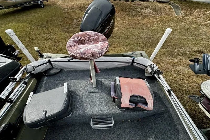 Slide: The Image of 2007 Tracker Grizzly 1654 SC boat interior with seat and motor. - 8