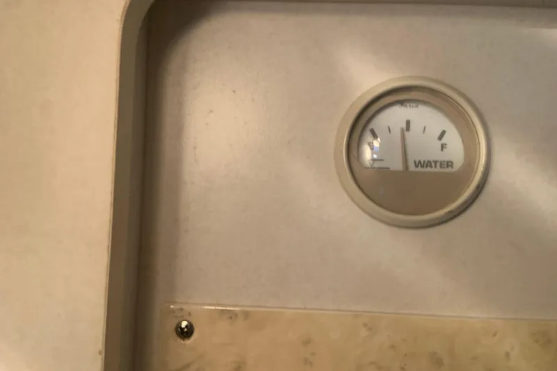 Slide: The Image of 1998 Cruisers 3375 Espirit water gauge showing water level indicator. - 30