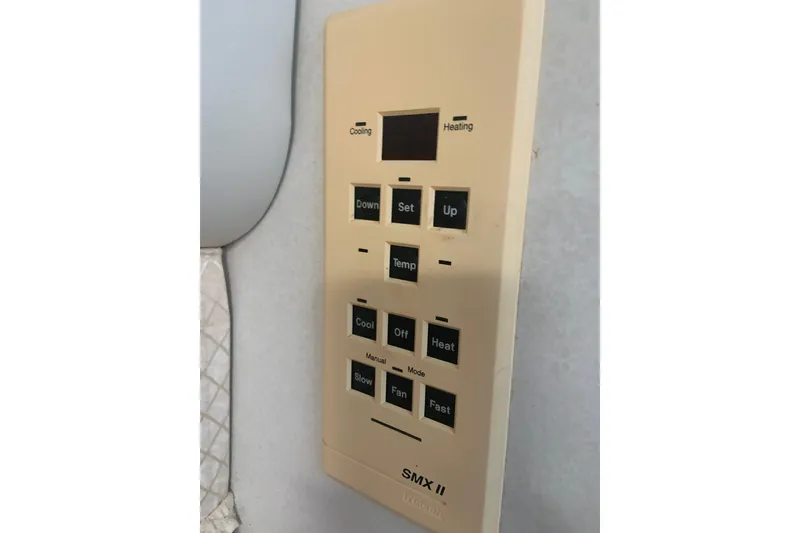 Slide: The Image of 1998 Cruisers 3375 Espirit SMX II control panel for cooling and heating. - 40