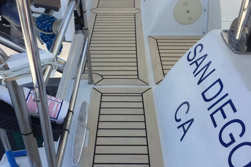 Slide: The Image of Deck of a 2007 Lagoon 420 catamaran in San Diego. - 14