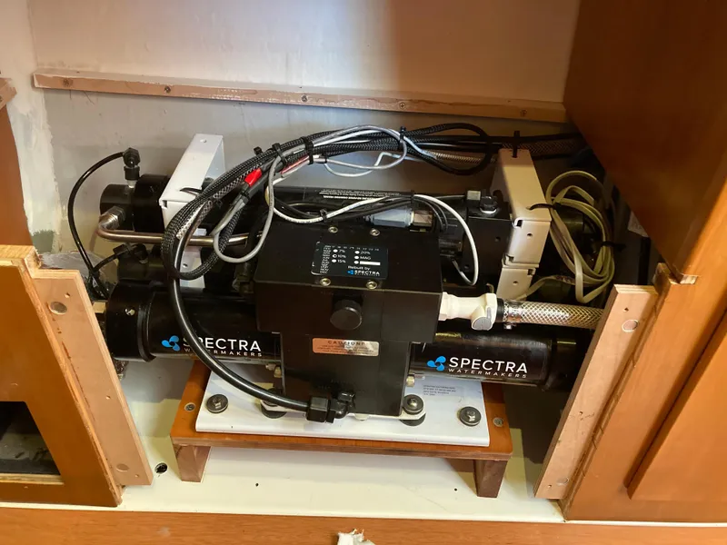 Slide: The Image of Spectra watermaker in Lagoon 420, year 2007. - 29