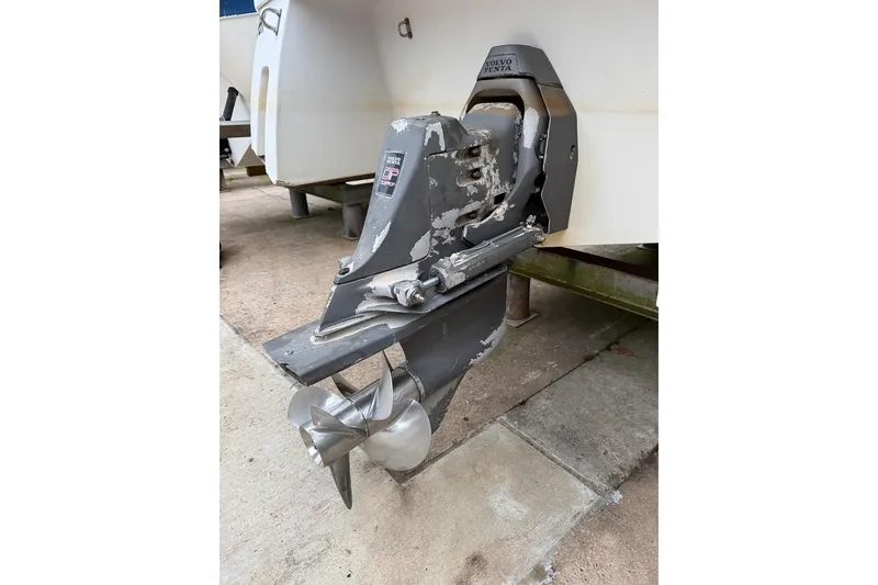 Slide: The Image of 1997 Four Winns 238 Vista boat with Volvo Penta outdrive, showing propeller and stern details. - 19