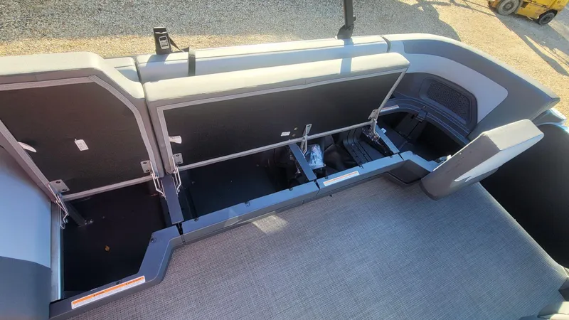 Slide: The Image of Manitou Cruise 20 Max Bench 2025 - 17