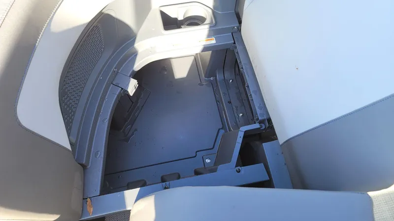 Slide: The Image of Manitou Cruise 20 Max Bench 2025 - 18