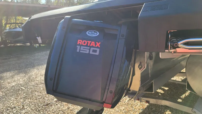 Slide: The Image of Manitou Cruise 20 Max Bench 2025 - 9