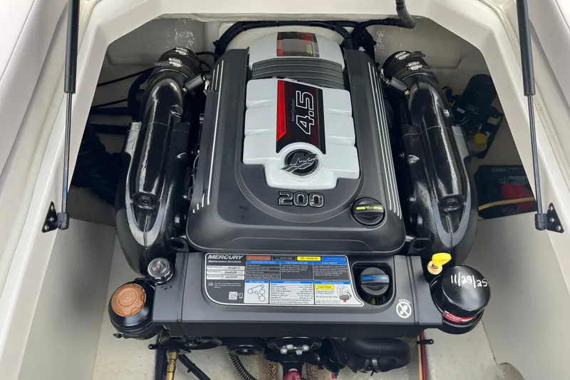 Slide: The Image of 2020 Chaparral 21 SSi Ski & Fish boat engine, Mercury 4.5L, 200 horsepower. - 15