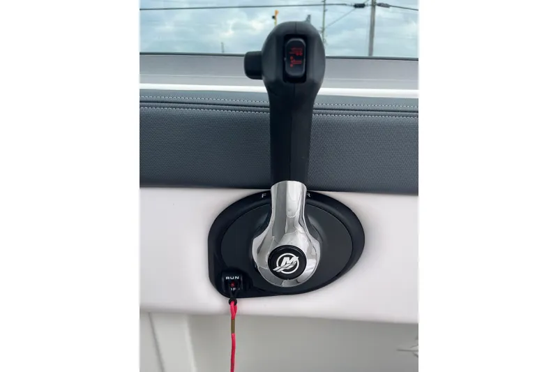 Slide: The Image of Throttle control of 2020 Chaparral 21 SSi Ski & Fish boat. - 19