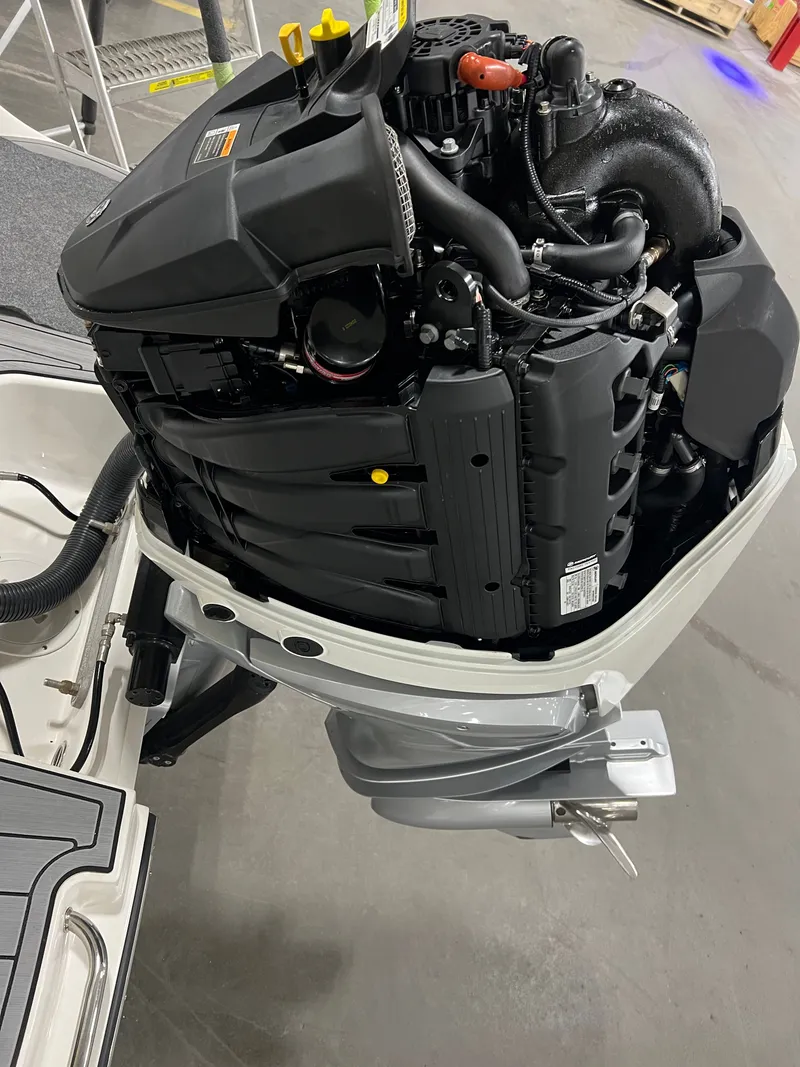 Slide: The Image of Sea Ray SLX 260 Outboard 2024 - 31