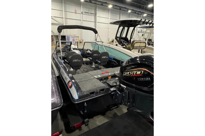 The Image of 2026 Skeeter Solera 205 boat with Yamaha SHO VMAX engine in showroom. - 0