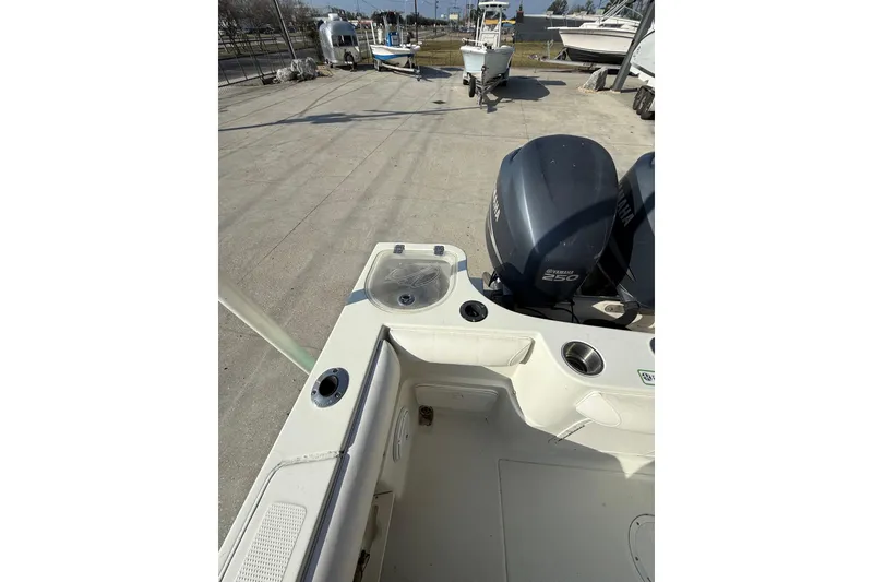Slide: The Image of 2007 Sailfish 2660 CC boat with Yamaha 250 engine, docked on concrete. - 15
