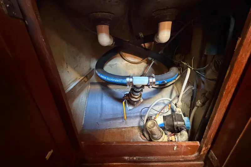 Slide: The Image of 1983 Morgan Catilina boat plumbing system with hoses and valves. - 199