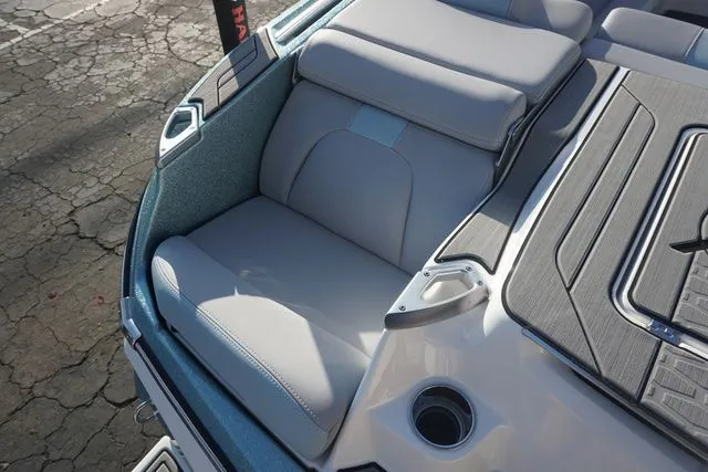 Slide: The Image of MasterCraft X24 2022 - 17