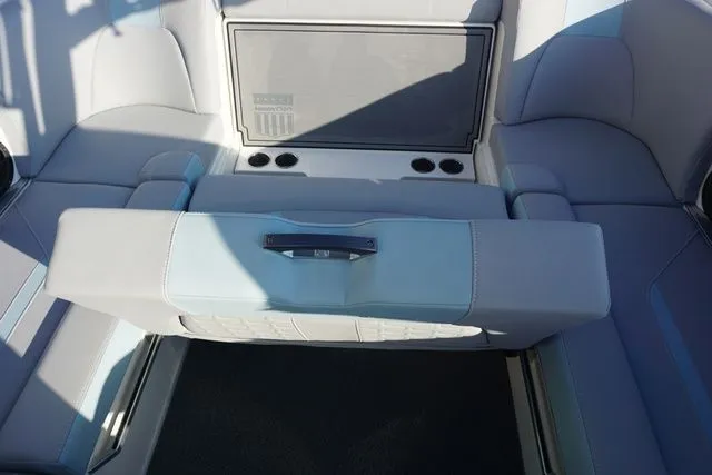 Slide: The Image of MasterCraft X24 2022 - 32