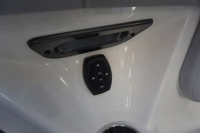 Slide: The Image of MasterCraft X24 2022 - 39