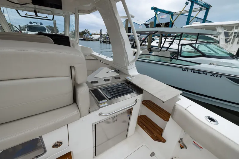 Slide: The Image of Boston Whaler 350 Realm 2023 - 23