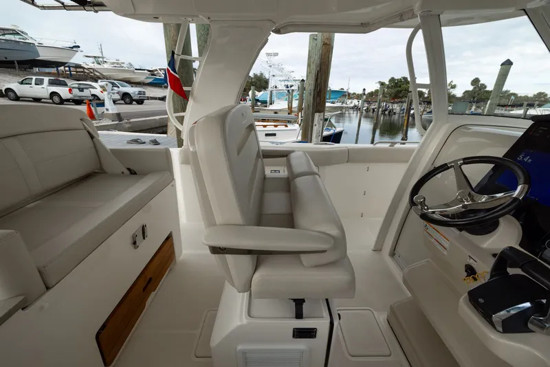 Slide: The Image of Boston Whaler 350 Realm 2023 - 36