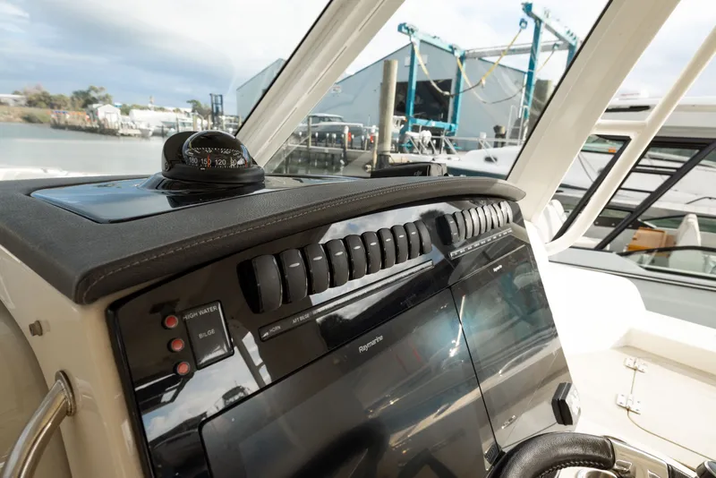 Slide: The Image of Boston Whaler 350 Realm 2023 - 41