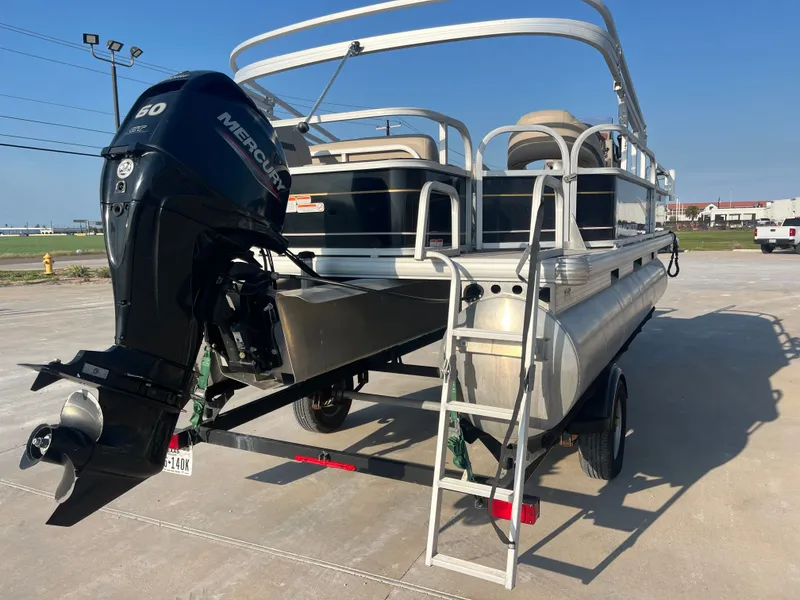 Slide: The Image of Sun Tracker Bass Buggy 18 DLX 2020 - 13