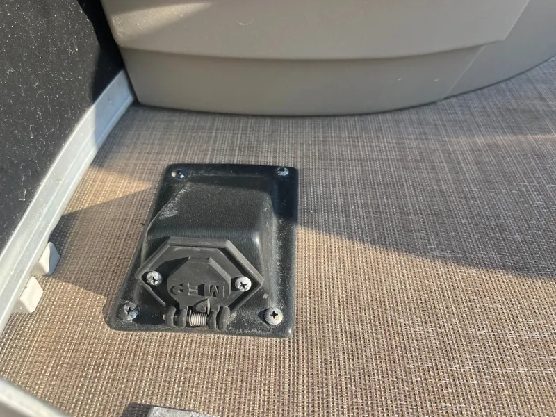 Slide: The Image of Sun Tracker Bass Buggy 18 DLX 2020 - 17