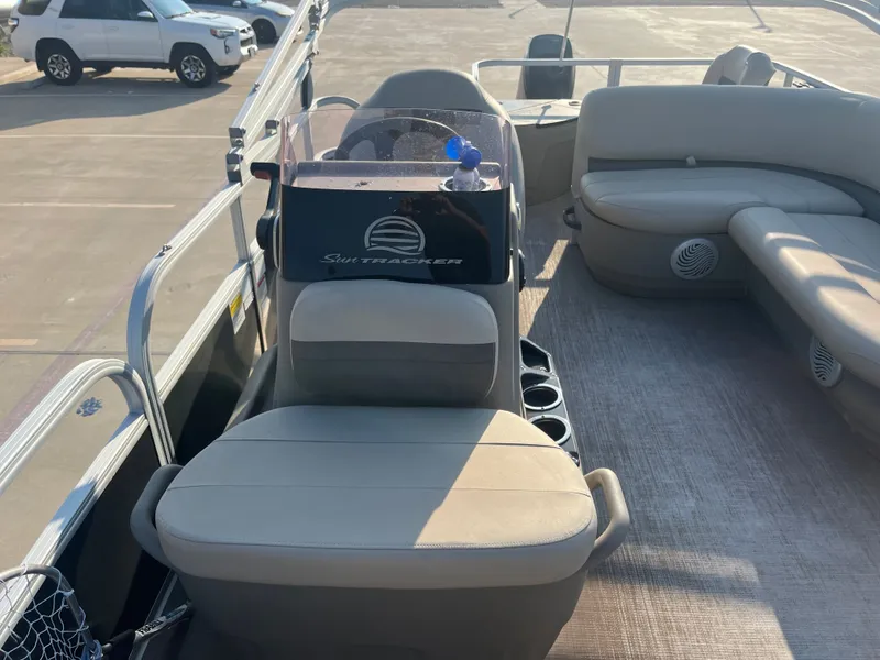 Slide: The Image of Sun Tracker Bass Buggy 18 DLX 2020 - 20