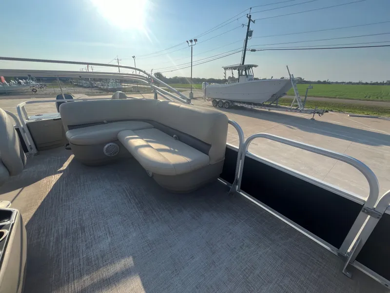 Slide: The Image of Sun Tracker Bass Buggy 18 DLX 2020 - 21