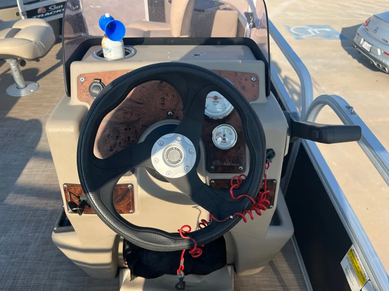 Slide: The Image of Sun Tracker Bass Buggy 18 DLX 2020 - 23