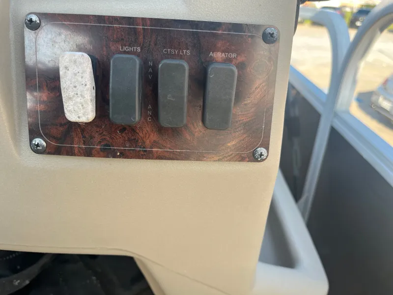 Slide: The Image of Sun Tracker Bass Buggy 18 DLX 2020 - 27