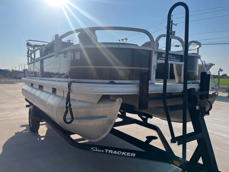 Slide: The Image of Sun Tracker Bass Buggy 18 DLX 2020 - 5