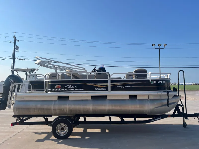 Slide: The Image of Sun Tracker Bass Buggy 18 DLX 2020 - 6