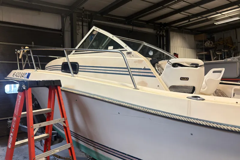 The Image of 1987 Sea Hawk 215 boat in a garage, with a red ladder beside it. - 0