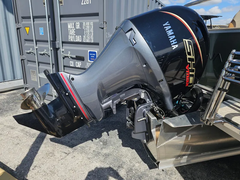 Slide: The Image of Yamaha outboard motor on Avalon Venture 85 Tritoon, 2026 model. - 22