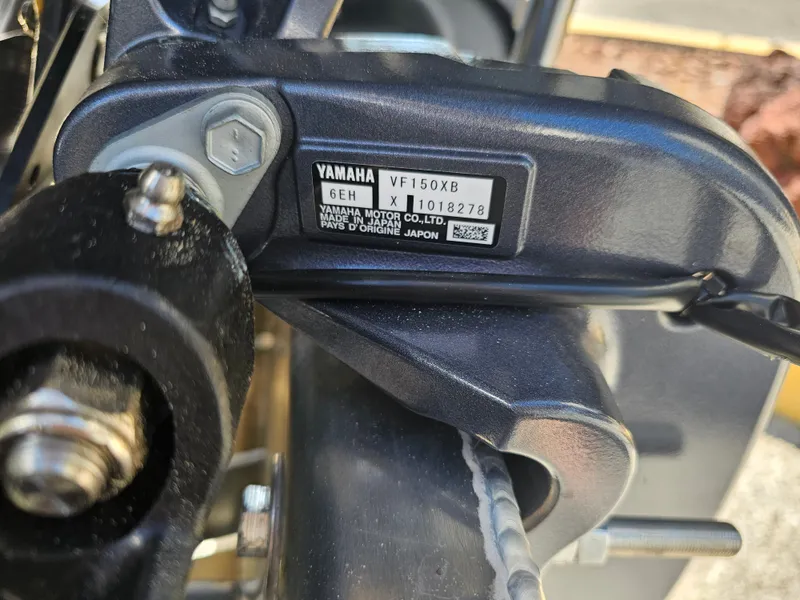 Slide: The Image of Yamaha VF150XB engine on Avalon Venture 85 pontoon, year 2026. - 28