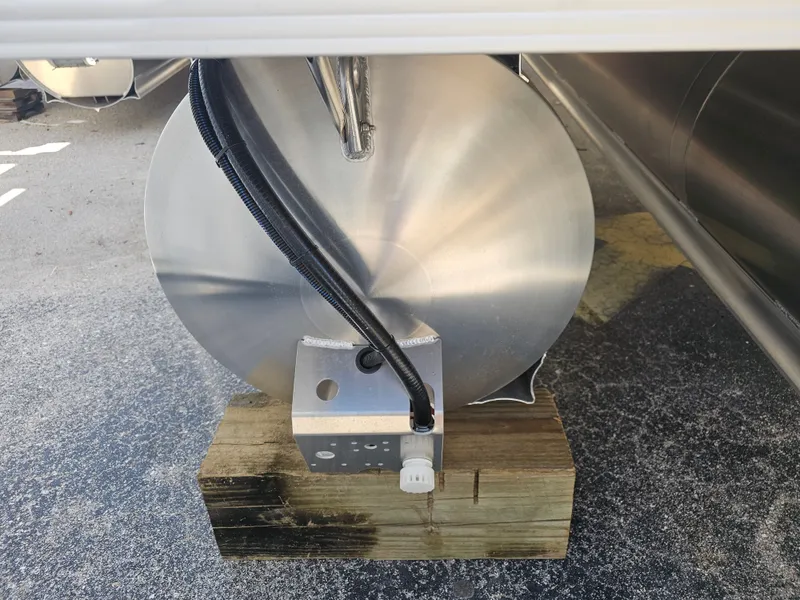 Slide: The Image of Close-up of Avalon Venture 85 Rear Fish Tritoon 2026. - 29