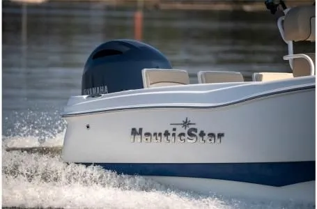 Slide: The Image of NauticStar 231 Hybrid 2021 - 3