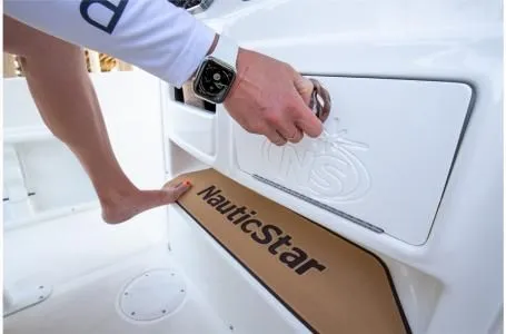 Slide: The Image of NauticStar 231 Hybrid 2021 - 5