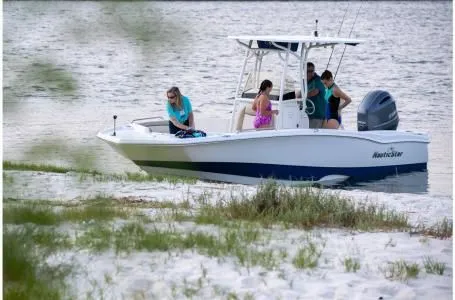 Slide: The Image of NauticStar 231 Hybrid 2021 - 7