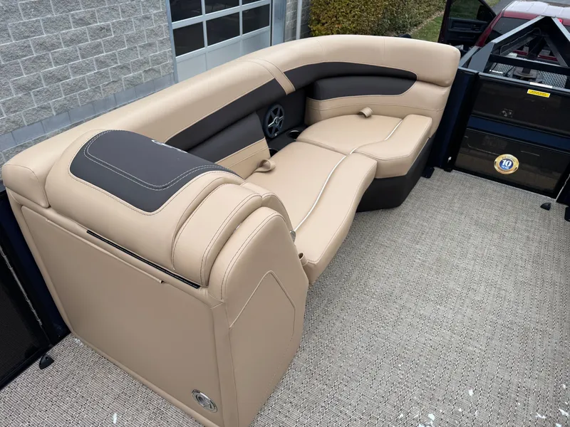 Slide: The Image of Barletta Cabrio 22UC 2025 - 12