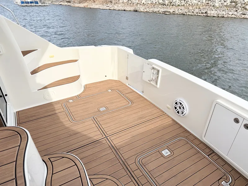 Slide: The Image of Carver Yachts 33SS 2006 - 11