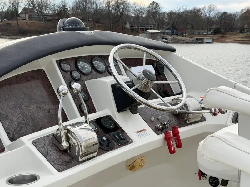 Slide: The Image of Carver Yachts 33SS 2006 - 18