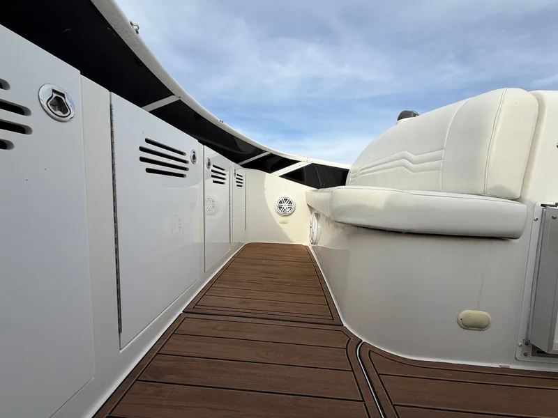 Slide: The Image of Carver Yachts 33SS 2006 - 25