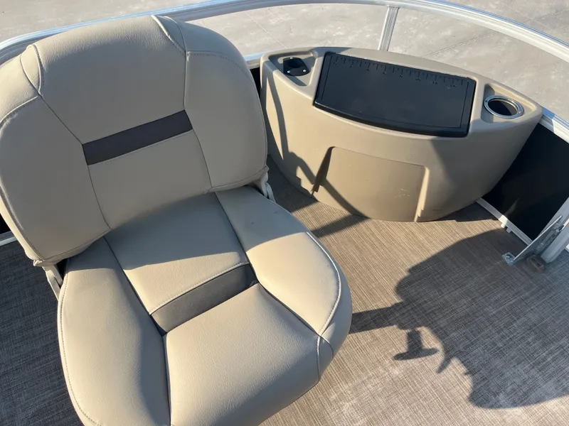 Slide: The Image of Sun Tracker Bass Buggy 18 DLX 2020 - 32