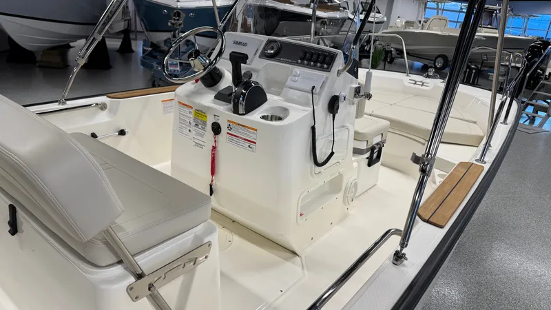 Slide: The Image of Boston Whaler 170 Montauk 2026 - 10